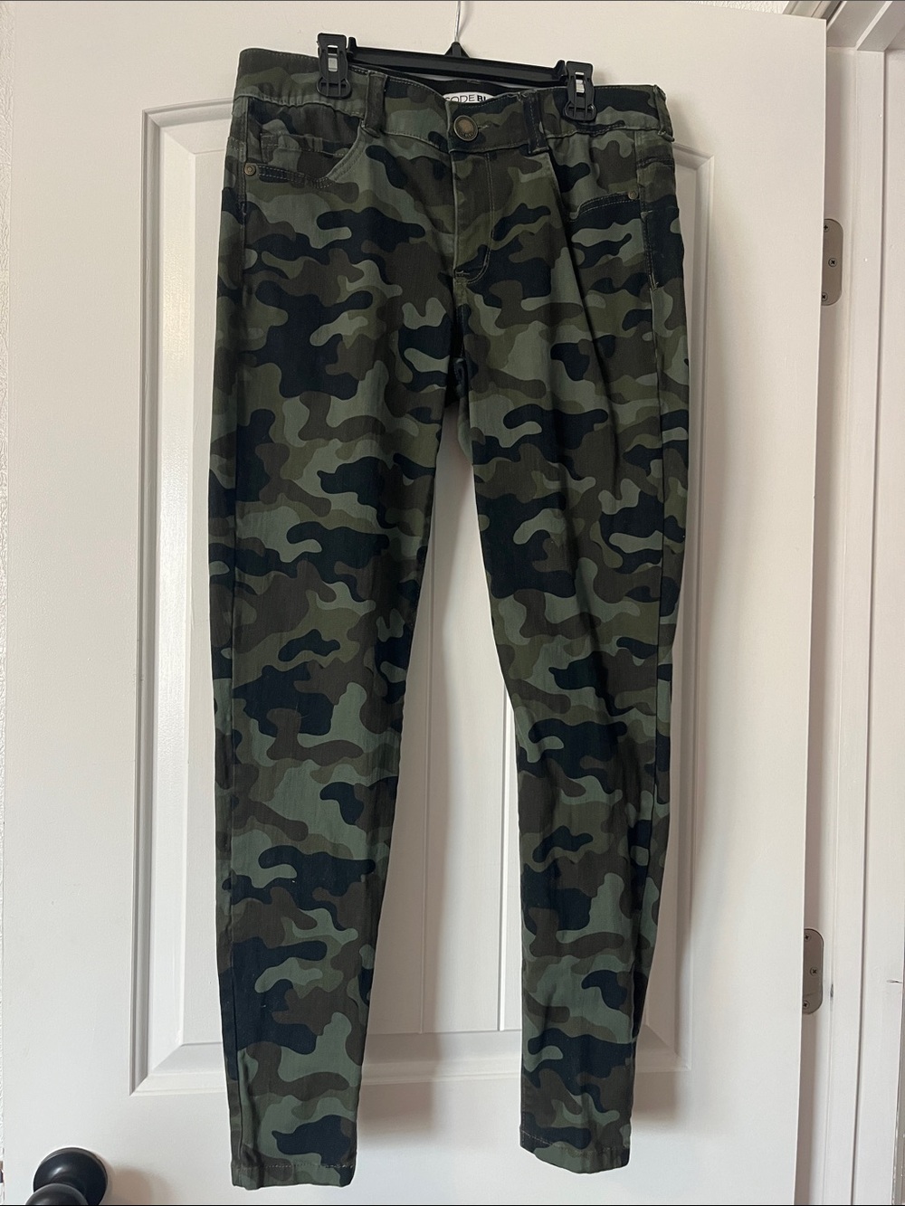 Code Bleu Women's Camouflage Skinny Jeans - Green & Black